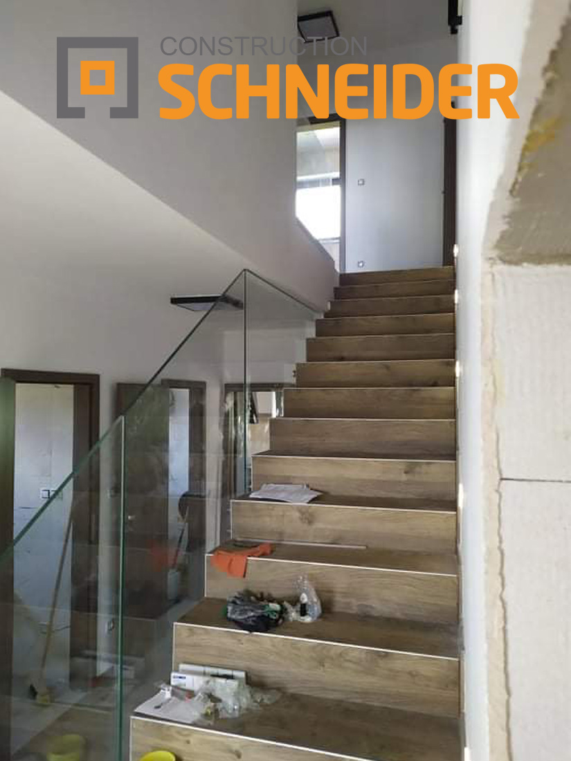 Výroba a montáž celoskleněného zábradlí na schodišti, rodinného domu