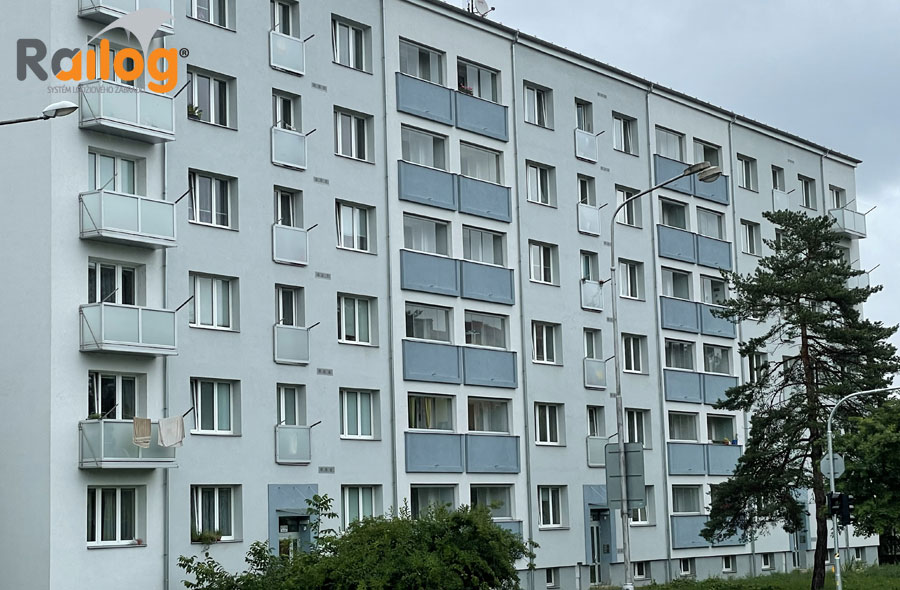 Výroba a montáž, závěsných balkónů Railog® s dřevoplástovou podlahou a zábradlí k Francouzským oknům, včetně sušáku na prádlo - Olomouc ul. Foerstrova 46, 48, 50