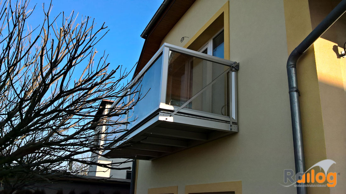 Hlučín Bobrovníky - závěsný balkón Railog® s AL podlahou na rodinném domě