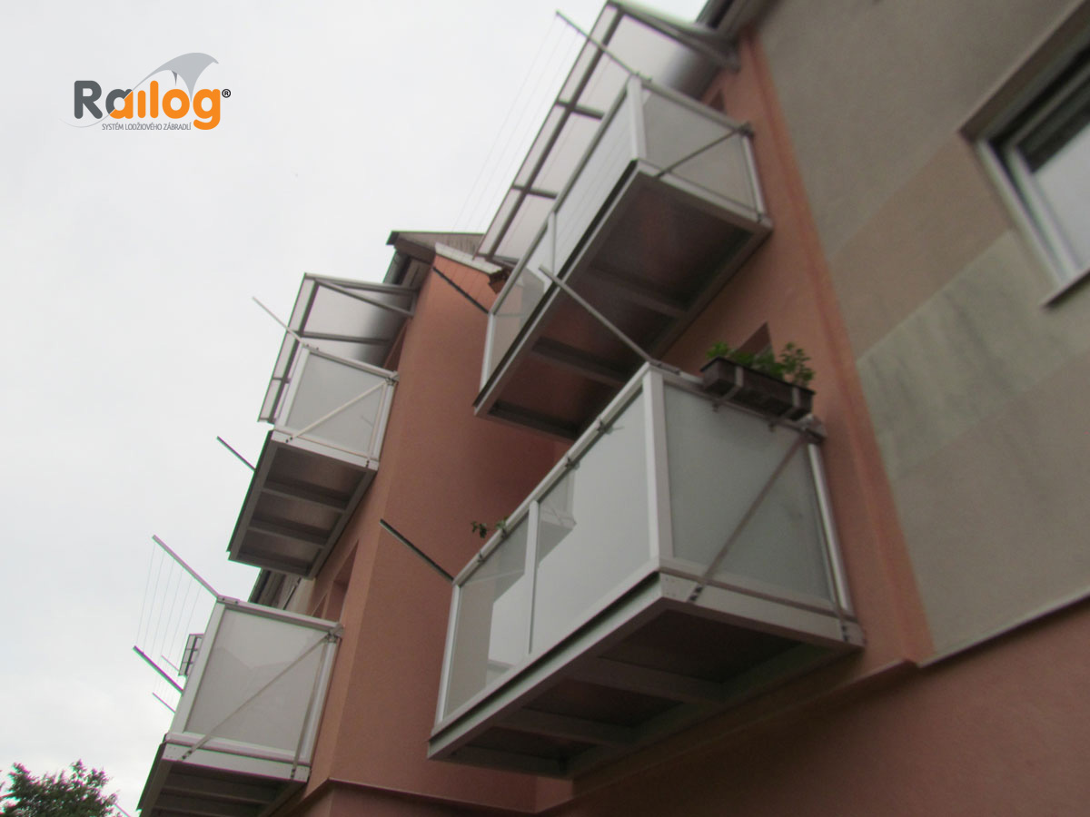 Závěsné balkóny Railog® s AL podlahou + hliníkové zábradlí Railog® - Česká Ves