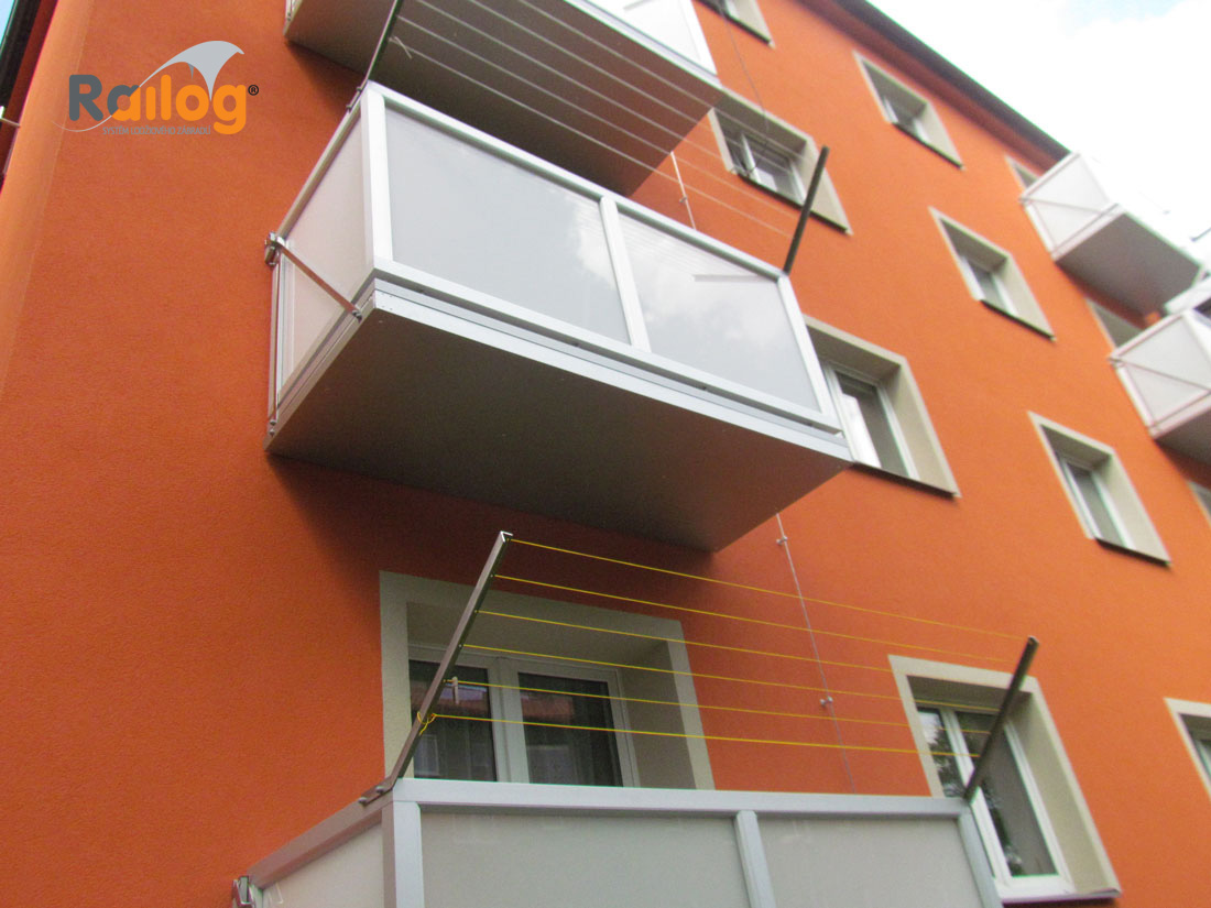 Závěsné balkóny Railog® s AL podlahou + hliníkové zábradlí Railog® - Sologubova 17, Ostrava - podlaha Tvinson