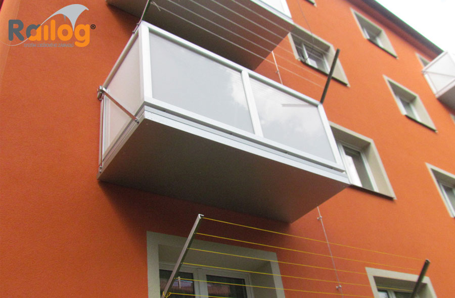 Zavěšené hliníkové balkóny Sologubova 17, Ostrava, podlaha Tvinson