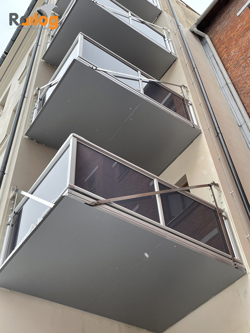Závěsné balkóny Railog®, zavěšené v rohu cihlového domu na ul. Mastná v Ostravě.