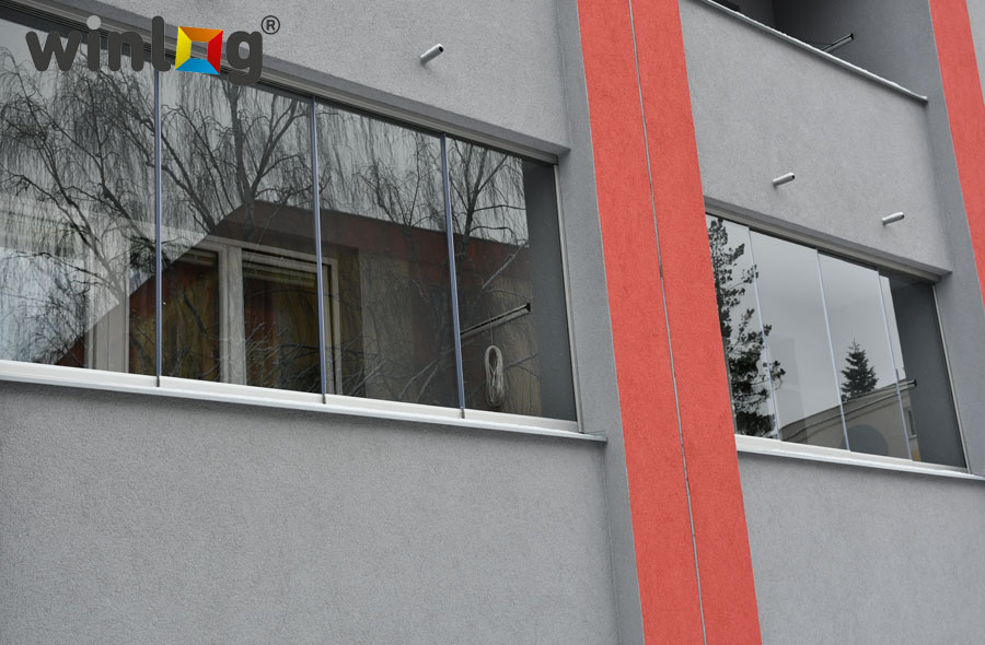 Závěsné balkóny Railog® + zasklení závěsných balkónu bezrámovým systémem Winlog® na bytovém domě ul. Obránců Míru v Kopřivnici.