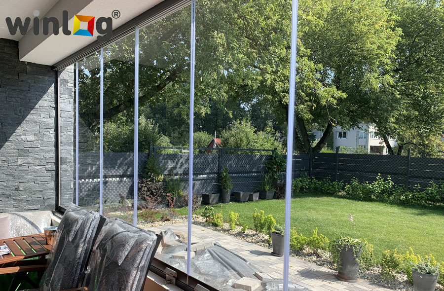 Zimní zahrady, pergoly, prosklené stěny - Winlog® 2 x 4D, černý ELOX® prosklená stěna venkovního posezení na zahradě u rodinného domu v Ostravě