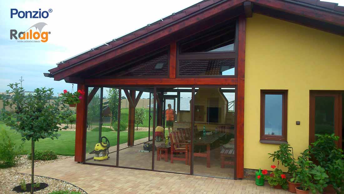 Zimní zahrada Rychtařík - rámový posuvný systém + hliníkové okna PONZIO® a fixní okna atypického tvaru Railog®