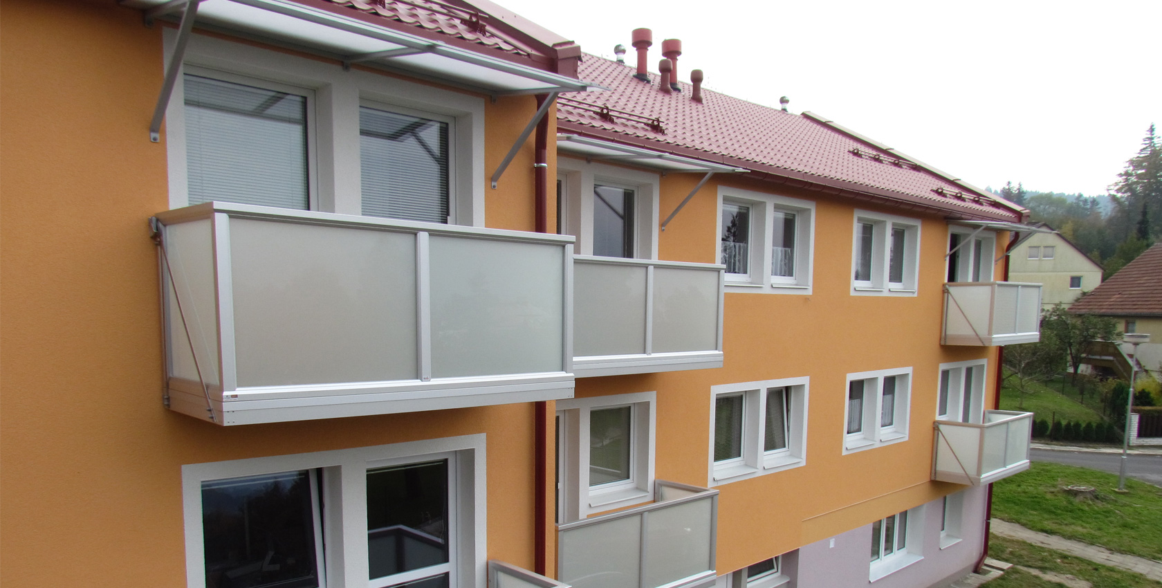 Závěsné balkóny s dřevoplastovou podlahou Railog®